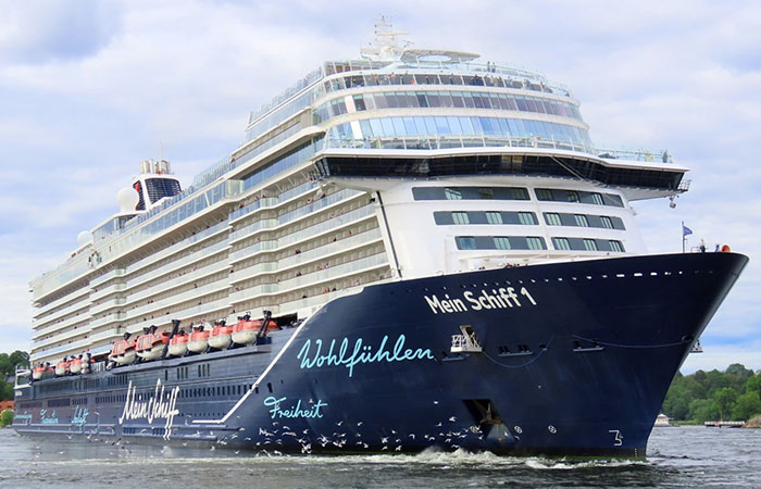 Ponad 50 pasażerów zostało pozostawionych na wodzie po zatonięciu katamaranu podczas wycieczki