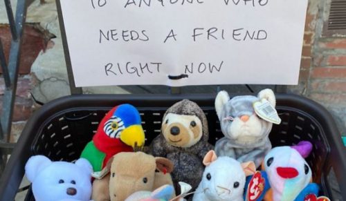 Ludzie pokazują, co znaleźli wyrzucone