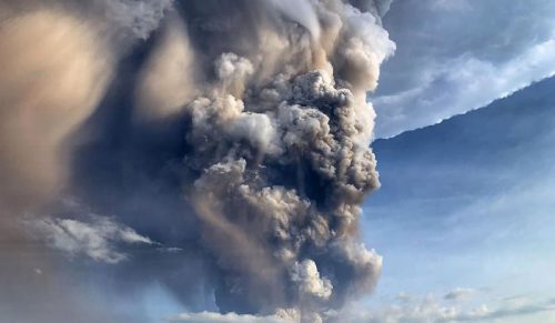 28 zdjęć ukazujących przerażającą siłę wulkanu Taal, który właśnie wyrzucił popiół na Filipinach