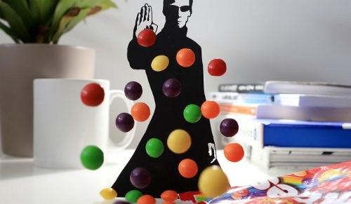 Zabawne sceny z filmów przy użyciu codziennych przedmiotów i wycinanek