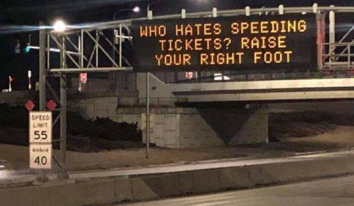 Internauci dzielą się najzabawniejszymi szyldami, jakie widzieli