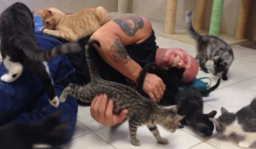 Mówią, że mężczyźni nigdy nie dorastają – oto 69 uroczych zdjęć, które to potwierdzają