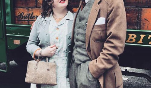 Młoda zaręczona para żyje jak w latach 30. — vintage ubrania, dom, narzędzia i samochód