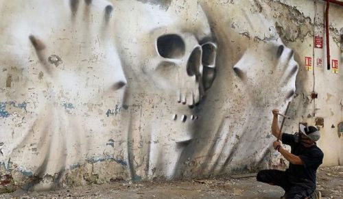 Francuski artysta, którego realistyczne graffiti wydają się wychodzić ze ściany