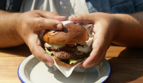 25 sytuacji przy jedzeniu, które najbardziej irytują ludzi