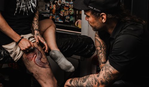 Jeśli boisz się bólu przy tatuażu – szczery i realistyczny przewodnik po bólu