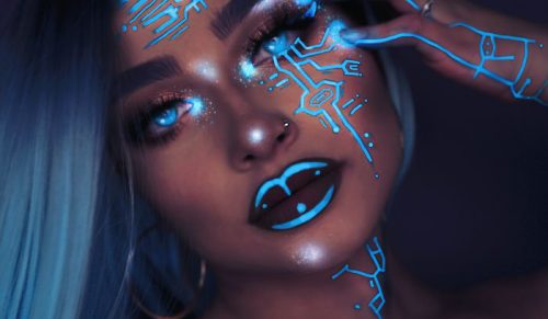 Makijaże świecące w ciemności stworzone farbami UV i światłem (24 zdjęcia)