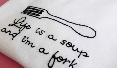 7 zdjęć ręcznie haftowanych ubrań przeciwstawiających się masowej produkcji