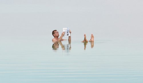 Ten fotograf wykorzystuje negatywną przestrzeń, by zmienić nadmorskie sceny w minimalistyczną sztukę (30 zdjęć)