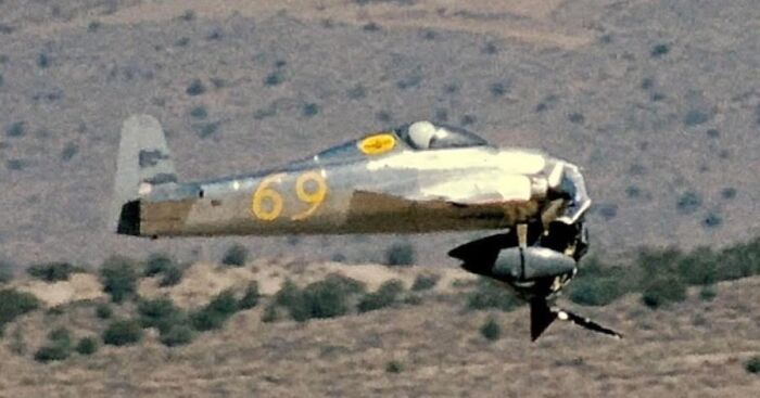 A truly bizarre image of a plane mid-flight with its propeller detached, making sure people are not hallucinating.