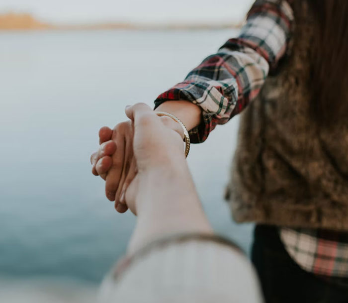 28 People Share Their Heartbreaking Love Bombing Experiences So That You Know What Red Flags To Look Out For
