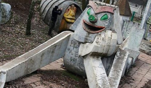 50 koszmarnych placów zabaw, które wyglądają, jakby zaprojektowała je osoba nienawidząca dzieci