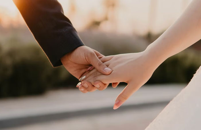 28 People Share Their Heartbreaking Love Bombing Experiences So That You Know What Red Flags To Look Out For