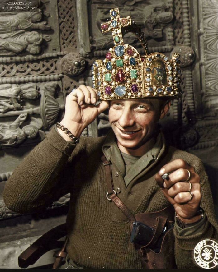 Us Army Soldier With Crown Of Holy Roman Empire, 1945