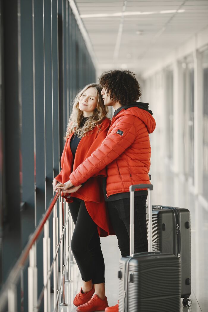 31 Ordinary Days That Took A Sharp Turn Thanks To One Nearby Conversation