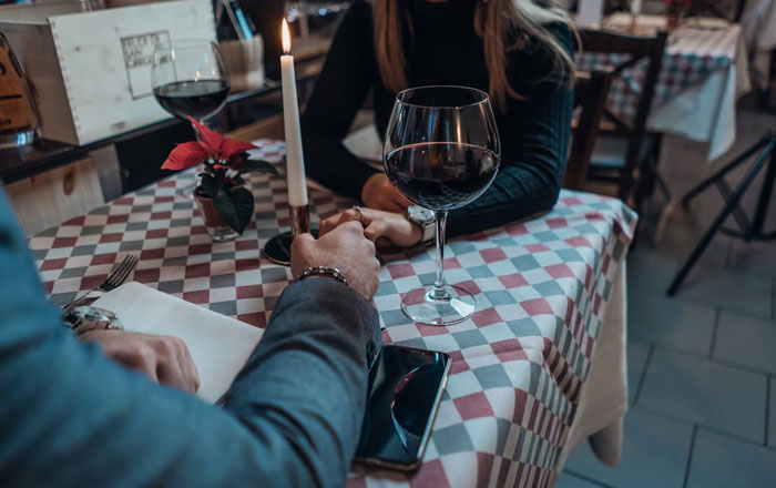 28 People Share Their Heartbreaking Love Bombing Experiences So That You Know What Red Flags To Look Out For