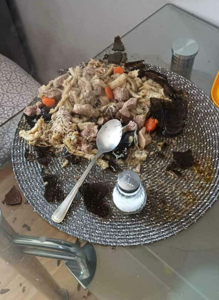The Glass Bowl Exploded After 3 Minutes Of Eating