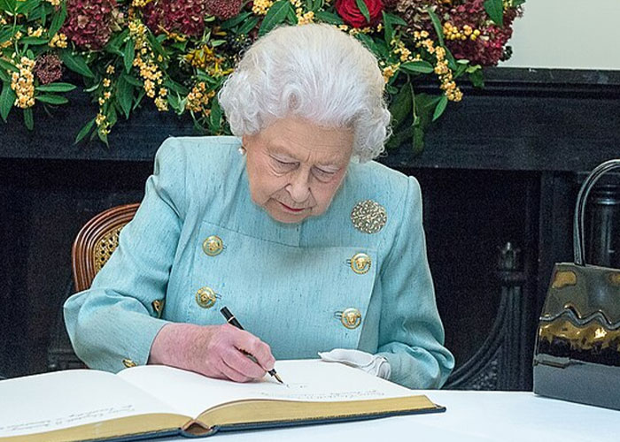 Recent Book Unveils Queen Elizabeth’s Last Diary Entry, And It Perfectly Depicts Her Personality